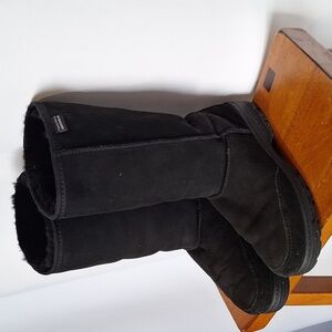Canterbury sheepskin black boots with rubber tread women's size 9 men's size 8